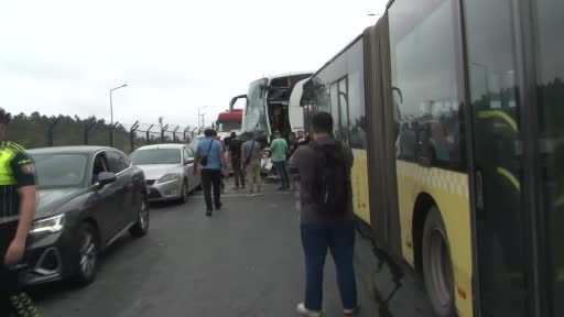 Arnavutköy'de yolcu otobüsü kazaya karıştı