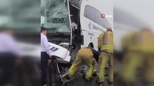 Arnavutköy'de yolcu otobüsü kazaya karıştı