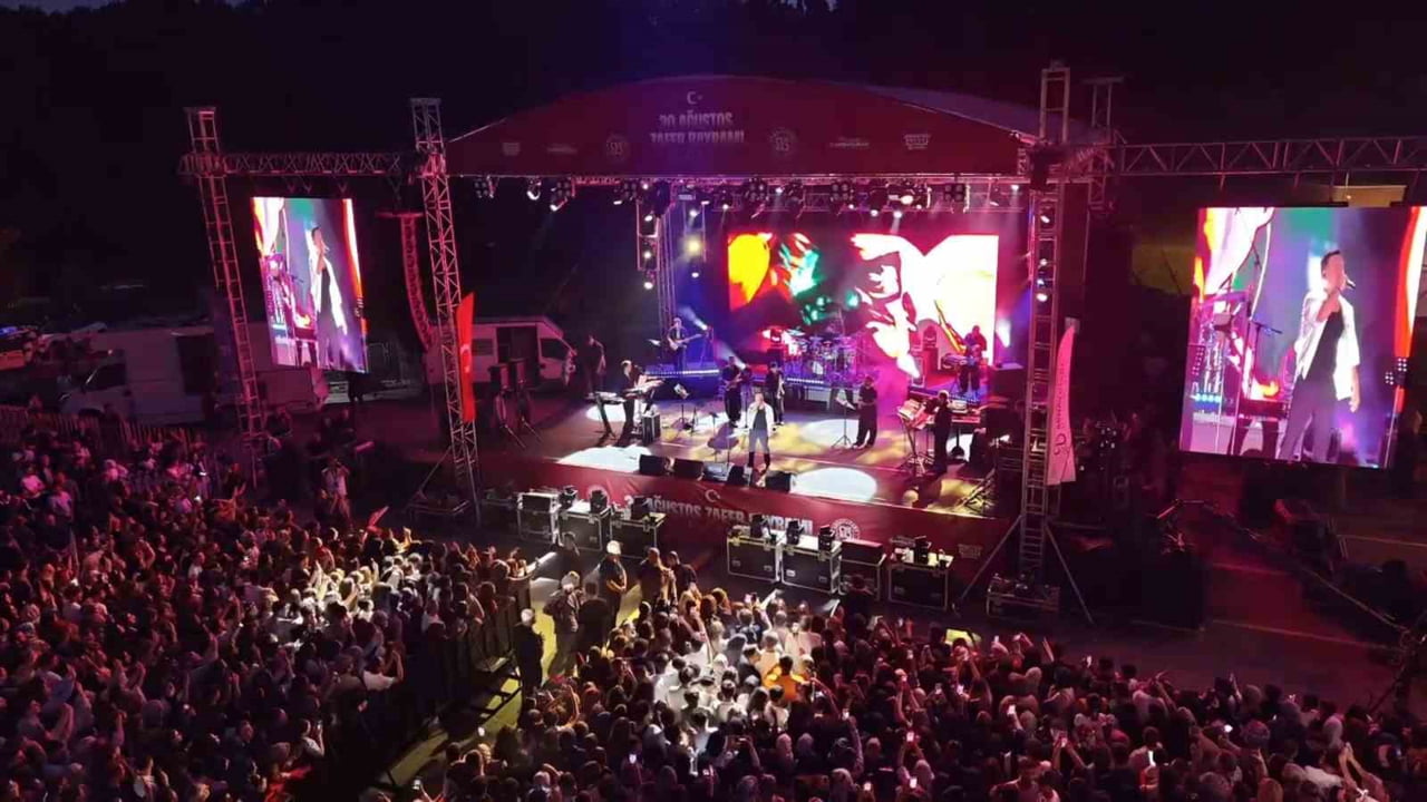 ARNAVUTKÖY’DE 30 AĞUSTOS ZAFER BAYRAMI’NIN 104. YIL DÖNÜMÜ COŞKUYLA KUTLANDI.