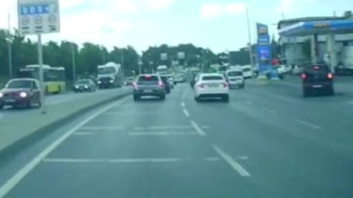 Arnavutköy’de araçların arasından ilerleyen motosikletli araca böyle çarptı