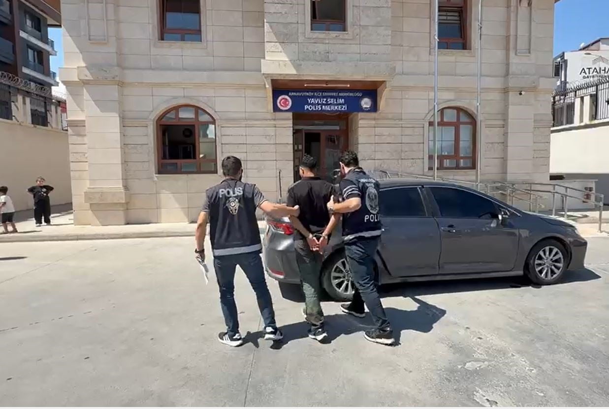 ARNAVUTKÖY’DE GECE SAATLERİNDE BİR ATA DAKİKALARCA ŞİDDET UYGULADIĞI ANLAR CEP TELEFONU KAMERASINA...