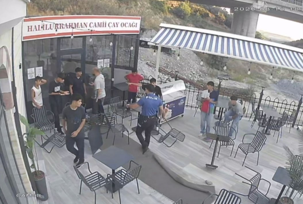 ARNAVUTKÖY’DE İKİ GRUP ARASINDA ÇIKAN KAVGA, POLİS EKİPLERİNİN MÜDAHALESİNE RAĞMEN İLGİNÇ...