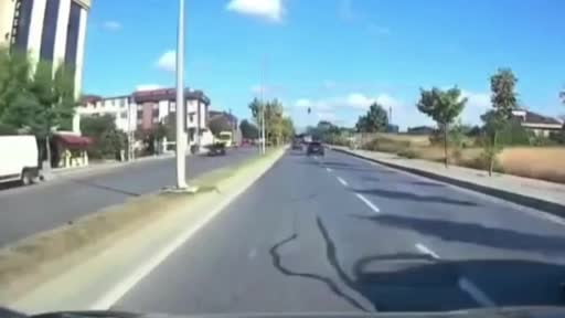 Arnavutköy’de maddi hasarlı kazalar araç kamerasında