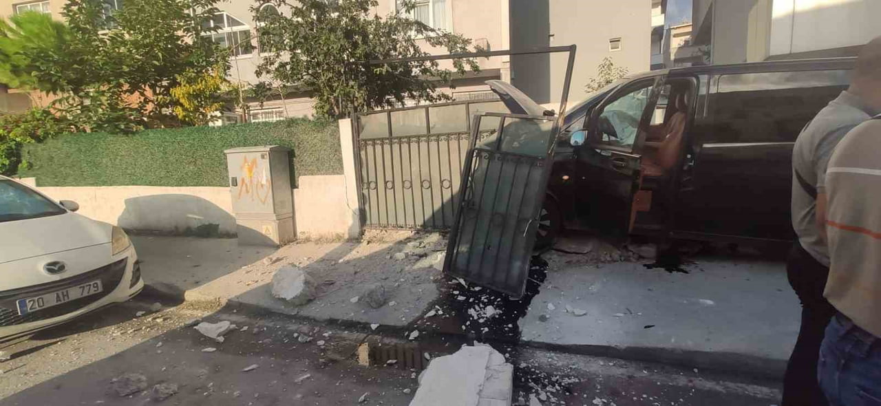 ARNAVUTKÖY’DE SÜRÜCÜSÜNÜN KONTROLÜNDEN ÇIKTIĞI İDDİA EDİLEN VIP TAŞIMACILIK YAPAN MİNİBÜS, YOL...
