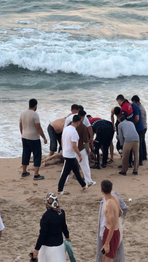 ARNAVUTKÖY KARABURUN SAHİLİ'NDE 2 ARKADAŞIYLA BİRLİKTE KIYIDA DENİZE SIRTI DENİZE DÖNÜK ŞEKİLDE...