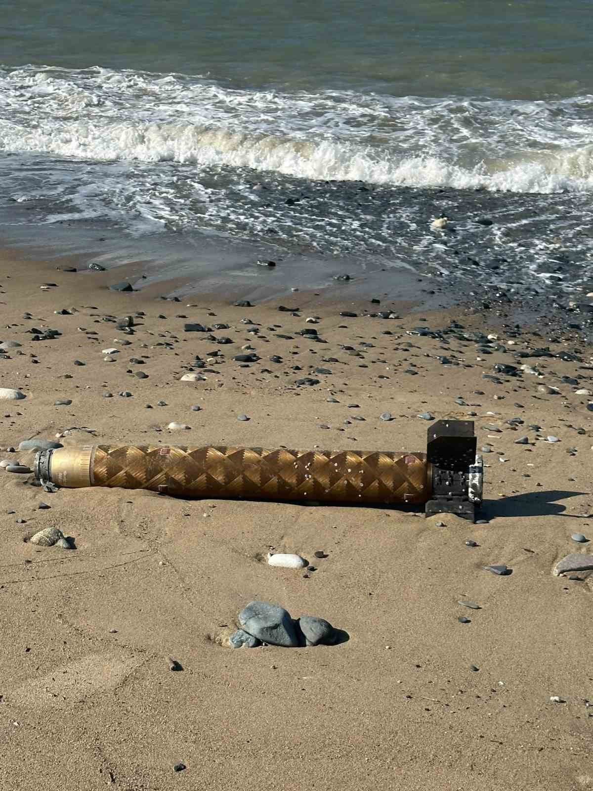 ARNAVUTKÖY YENİKÖY SAHİLDE MÜHİMMAT OLDUĞU DEĞERLENDİRİLEN BİR CİSİM BULUNDU.