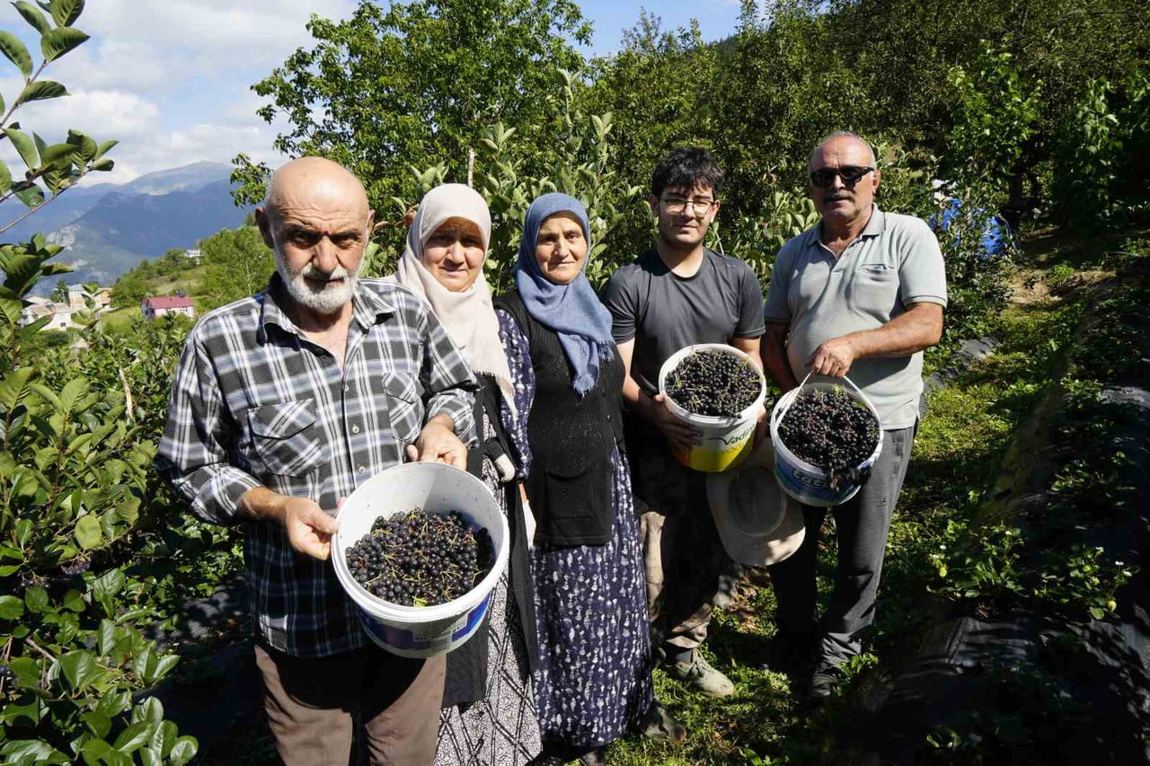 ARONYA ÜRETİCİSİ ETHEM ÇİFTÇİ (SAĞ BAŞTA) VE AİLESİ