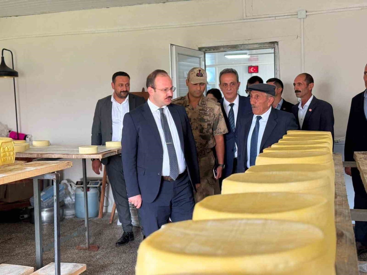 ARPAÇAY’DA KAYMAKAM GÜVENÇ’TEN ÜRETİM TESİSİNE ZİYARET: YEREL ÜRETİME DESTEK...