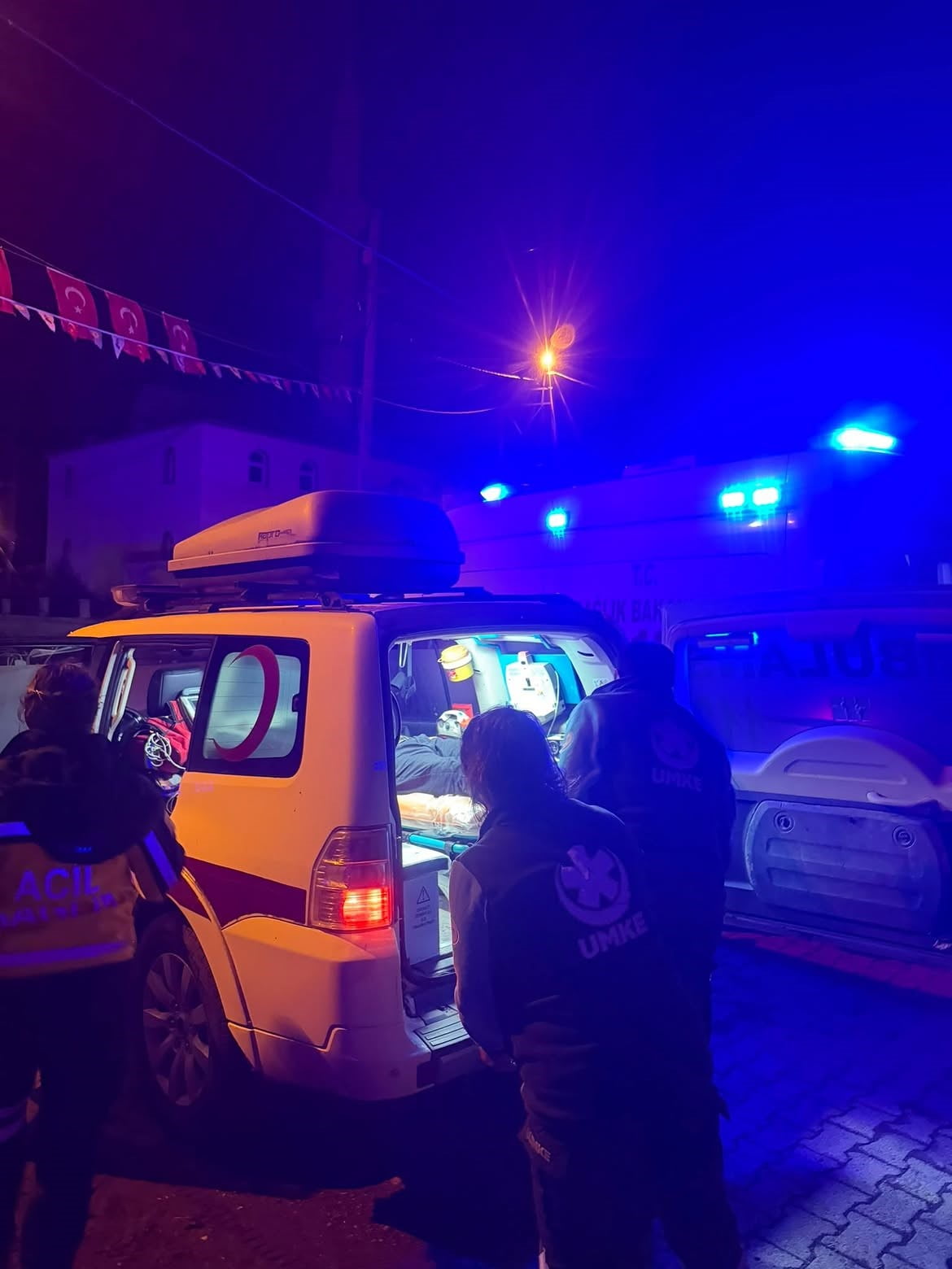 ARPAÇAY’DA YAYLADA RAHATSIZLANAN YABANCI UYRUKLU HASTA SAĞLIK EKİPLERİNCE HASTANEYE...