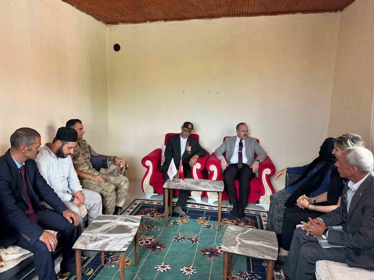 ARPAÇAY KAYMAKAMI GÜVENÇ, KIBRIS GAZİSİ ŞİMŞİR’İ EVİNDE ZİYARET ETTİ(KARS-İHA)
