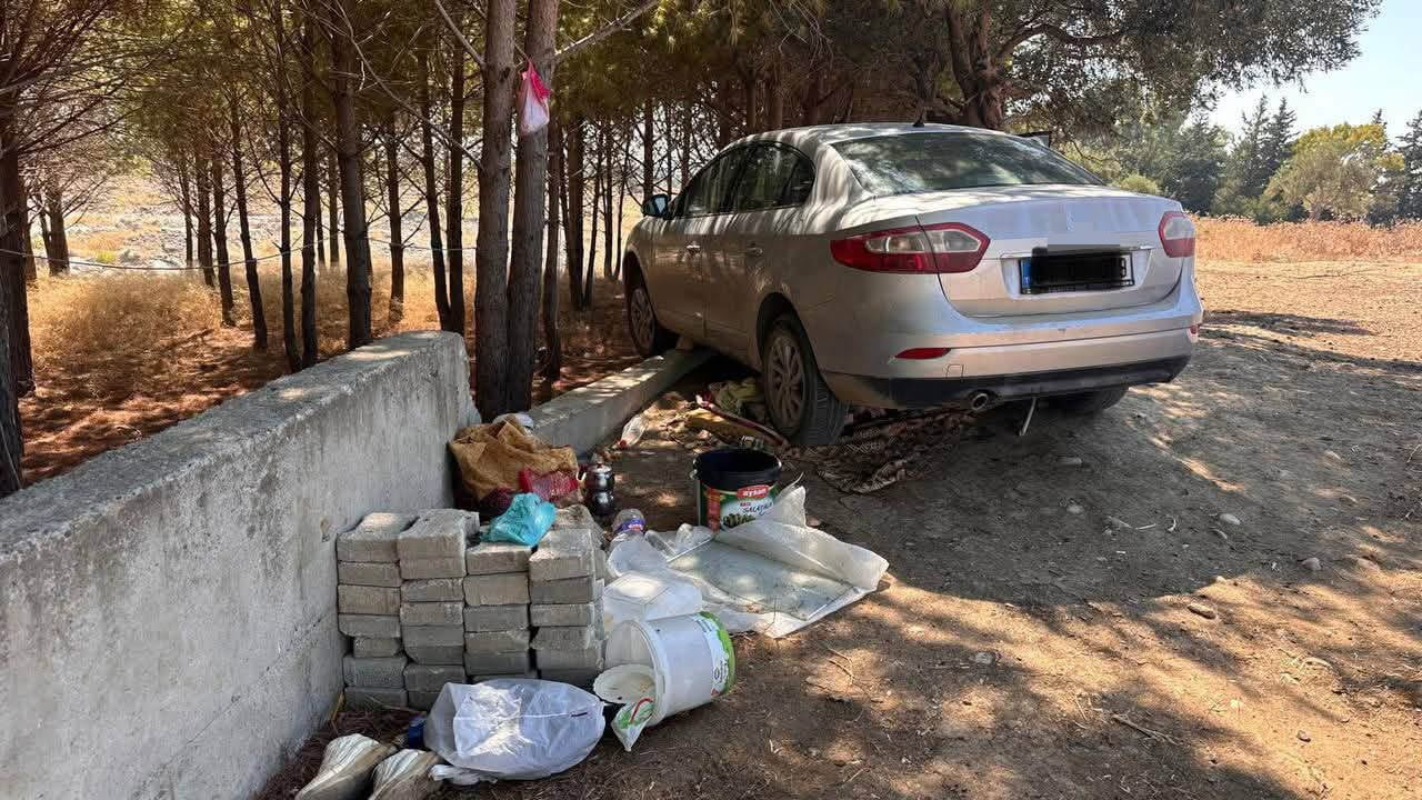 ARSUZ İLÇESİNDE YAŞANAN TRAFİK KAZASINDA AĞACA ÇARPAN OTOMOBİLİN SÜRÜCÜSÜ YARALANDI.