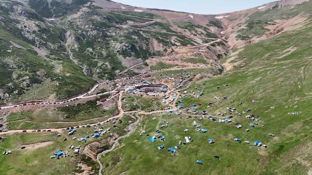 ARTVİN'İN YUSUFELİ İLÇESİNDE YAKLAŞIK 3 BİN RAKIMDA BULUNAN SALİKVAN YAYLASI'NDA YILLAR SONRA...