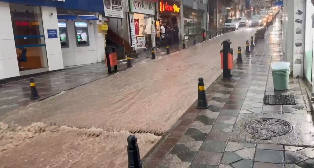 ARTVİN’DE ETKİLİ OLAN SAĞANAK YAĞIŞ HEYELAN VE SU BASKINLARINA NEDEN OLURKEN, ARTVİN-YUSUFELİ...