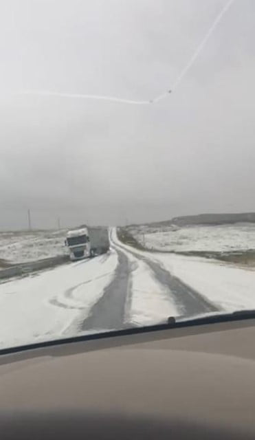 ARTVİN’DE SAĞANAK YAĞIŞ YÜKSEK KESİMLERDE YERİNİ DOLUYA BIRAKIRKEN, BEYAZA BÜRÜNEN SAHARA...