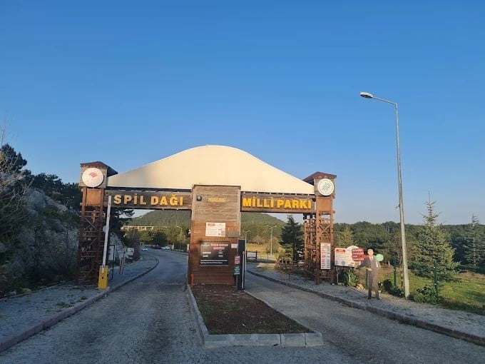 AŞIRI RÜZGÂR SEBEBİYLE SPİL DAĞI MİLLİ PARKI MÜDÜRLÜĞÜ, 3 GÜN BOYUNCA TEDBİR AMAÇLI ATEŞLİ PİKNİK...
