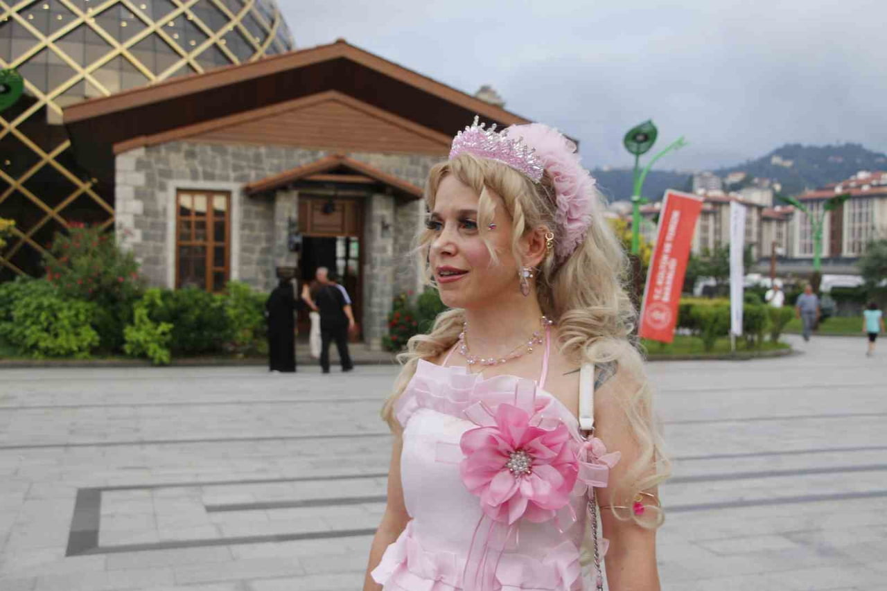ASLIHAN AYHAN, GİYDİĞİ PEMBE ELBİSELER SAYESİNDE ÇOCUKLARIN YOĞUN SEVGİSİYLE KARŞILAŞARAK KENTİN...