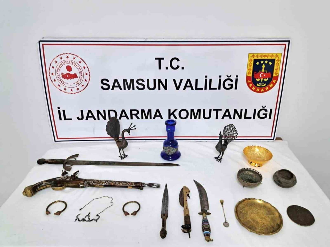 ATAKUM İLÇESİNDE DÜZENLENEN OPERASYONDA ÇOK SAYIDA TARİHİ ESER NİTELİĞİNDE OBJE İLE BİR TÜFEK ELE...