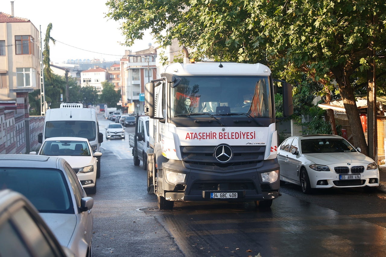 ATAŞEHİR'DE TEMİZLİK, BAKIM VE İLAÇLAMA ÇALIŞMALARI ARALIKSIZ SÜRÜYOR