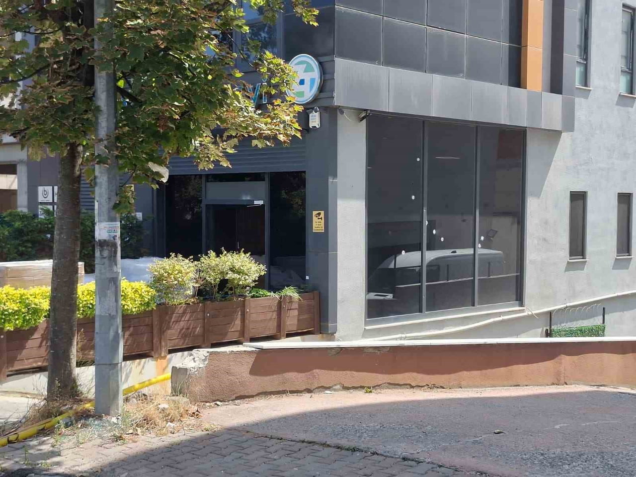 ATAŞEHİR’DE ECZA DEPOSU OLARAK FAALİYET GÖSTEREN BİR İŞ YERİNE SİLAHLA ATEŞ AÇILDI