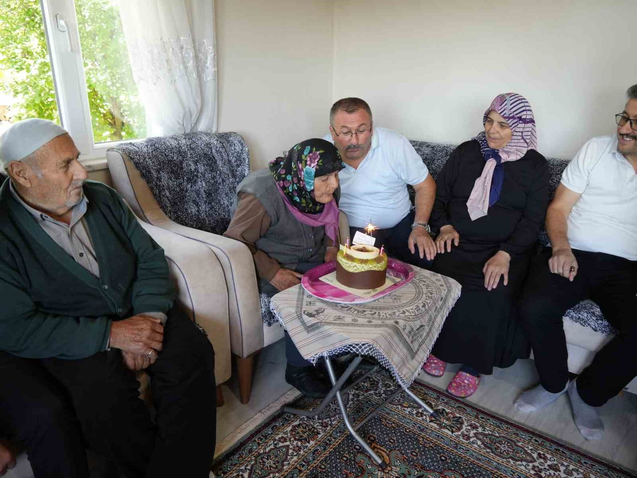ATİYE KURTOĞLU DOĞUM GÜNÜ PASTASININ MUMLARINI ÜFLEYEREK SÖNDÜRDÜ. .