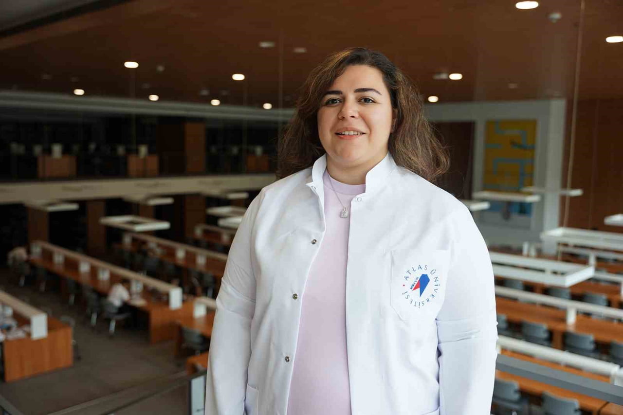 ATLAS ÜNİVERSİTESİ DİŞ HEKİMLİĞİ FAKÜLTESİ'NDEN DR. ÖĞR. ÜYESİ ASEL ÜSDAT ÖZTÜRK