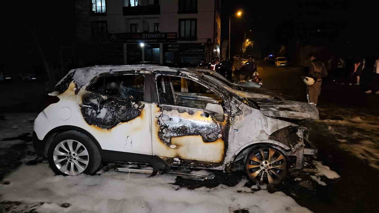 AVCILAR'DA 3 OTOMOBİL ALEVLERE TESLİM OLDU: KUNDAKLAMA ŞÜPHESİ ÜZERİNDE DURULUYOR