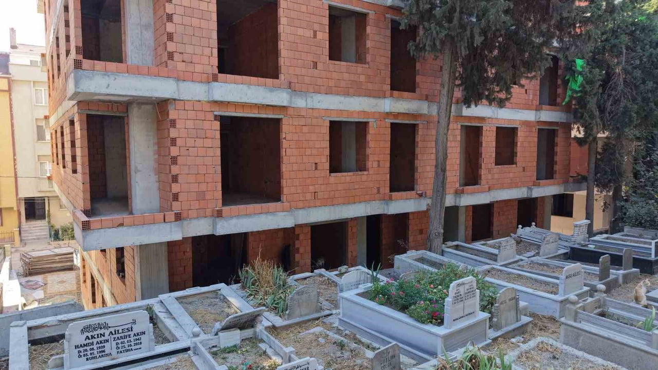 AVCILAR AMBARLI MEZARLIĞI'NIN HEMEN YANINDA KENTSEL DÖNÜŞÜM KAPSAMINDA İNŞA EDİLEN YENİ BİNALAR...