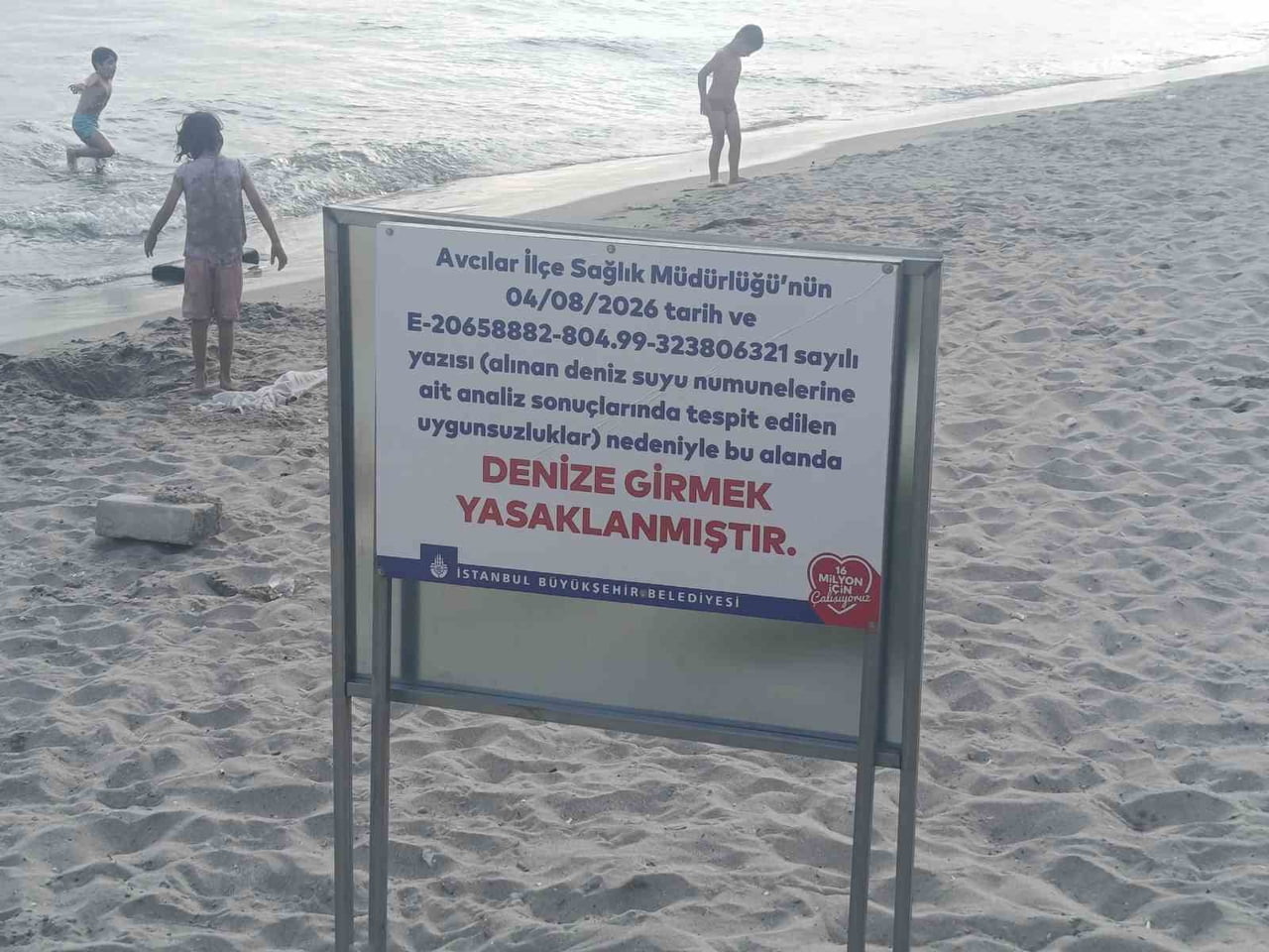 AVCILAR AMBARLI SAHİLDE ALINAN NUMUNELERDE UYGUNSUZLUK TESPİT EDİLMESİ SONUCU BİR BÖLGEDE DENİZE...