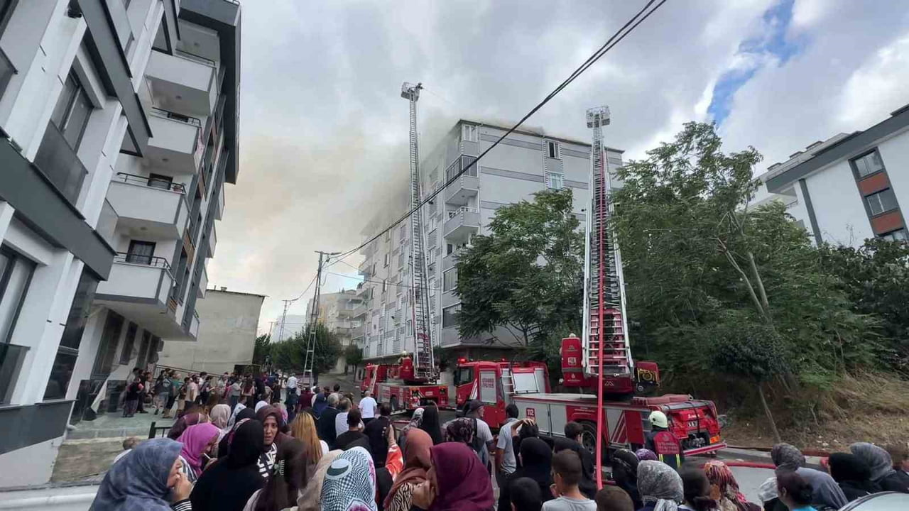 AVCILAR’DA HENÜZ BİLİNMEYEN BİR NEDENDEN DOLAYI 6 KATLI BİNANIN ÇATISINDA ÇIKAN YANGIN, YANDAKİ...