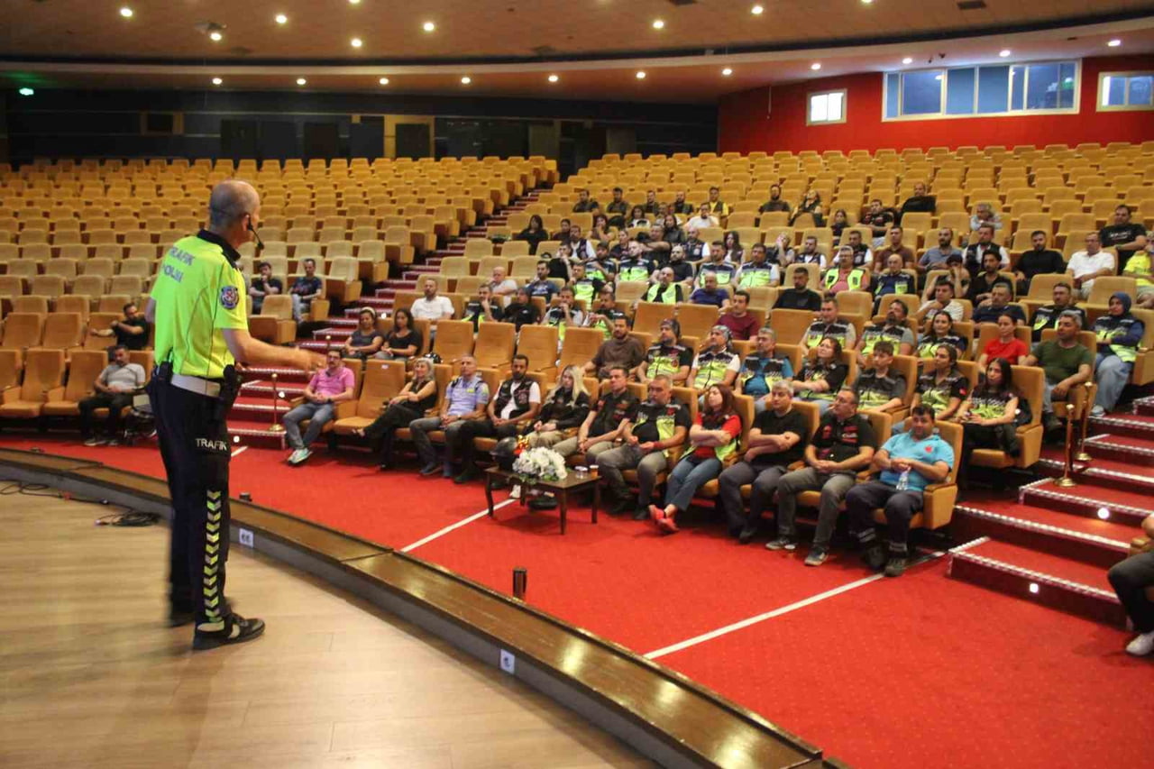 AYDIN'DA TRAFİK BİLİNCİNİN OLUŞTURULMASI HEDEFİYLE GERÇEKLEŞTİRDİKLERİ ÇALIŞMALARLA VATANDAŞLARA...