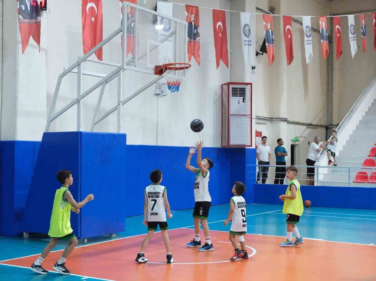 AYDIN'IN BUHARKENT İLÇESİNDE DÜZENLENEN "KENTİN ÇOCUKLARI BASKETBOL TURNUVASI" ERKEK GRUBU...