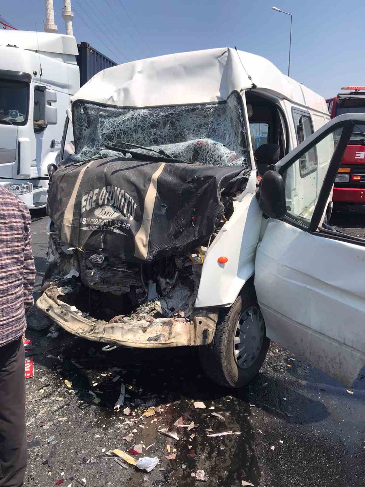 AYDIN'IN BUHARKENT İLÇESİNDE İKİ ARACIN ÇARPIŞMASI SONUCU MEYDANA GELEN KAZADA 1'İ AĞIR 8 KİŞİ...
