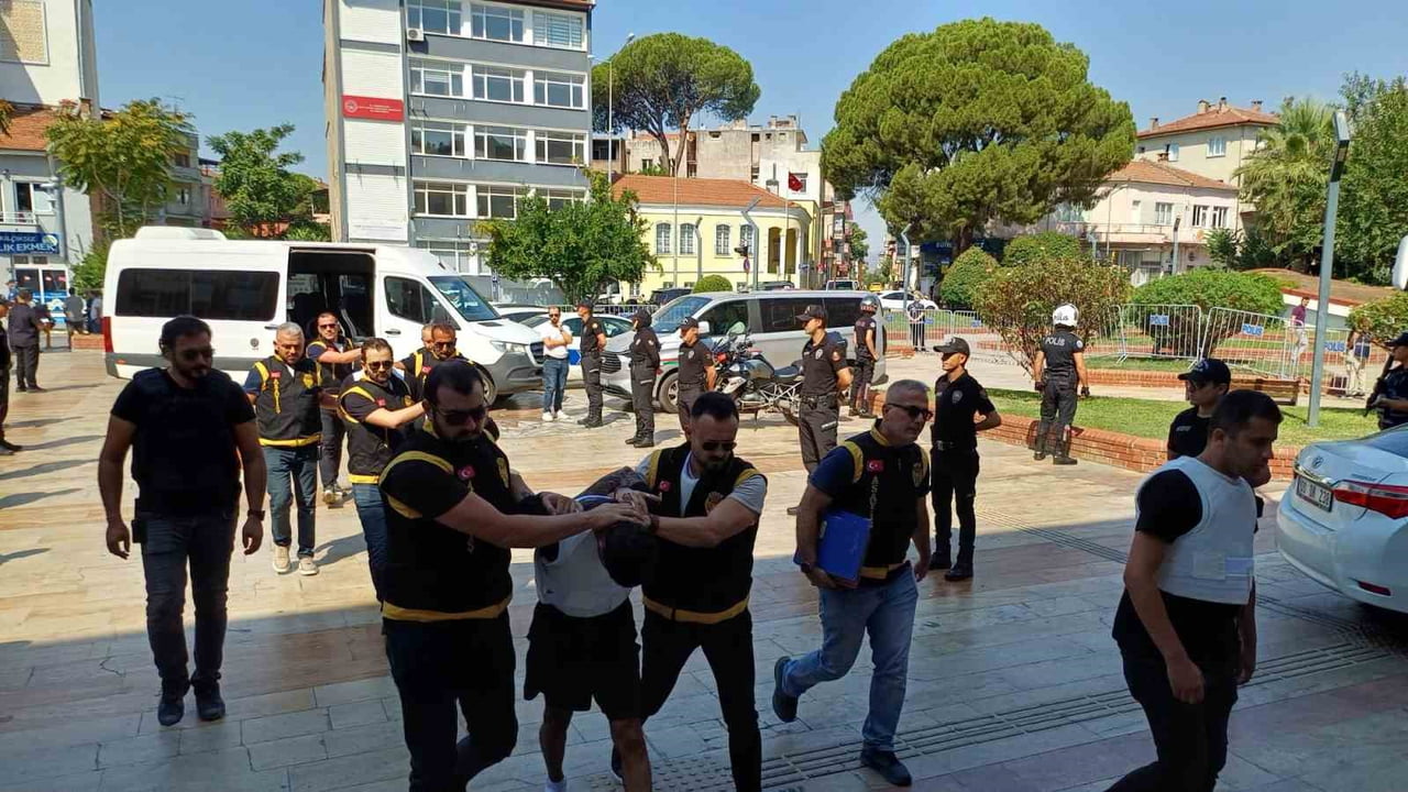 AYDIN'IN EFELER İLÇESİNDE 27 YAŞINDAKİ ESNAF RAMAZAN KURT'UN İŞ YERİNDE UĞRADIĞI SİLAHLI SALDIRI...
