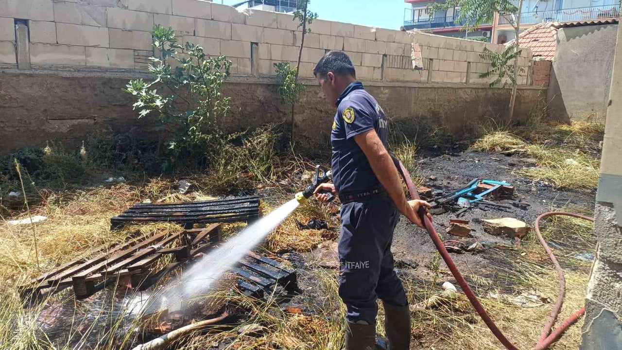 AYDIN'IN EFELER İLÇESİNDE BİR APARTMANIN ARKA BAHÇESİNDEKİ KURU OT VE TAHTALARIN TUTUŞMASI SONUCU...