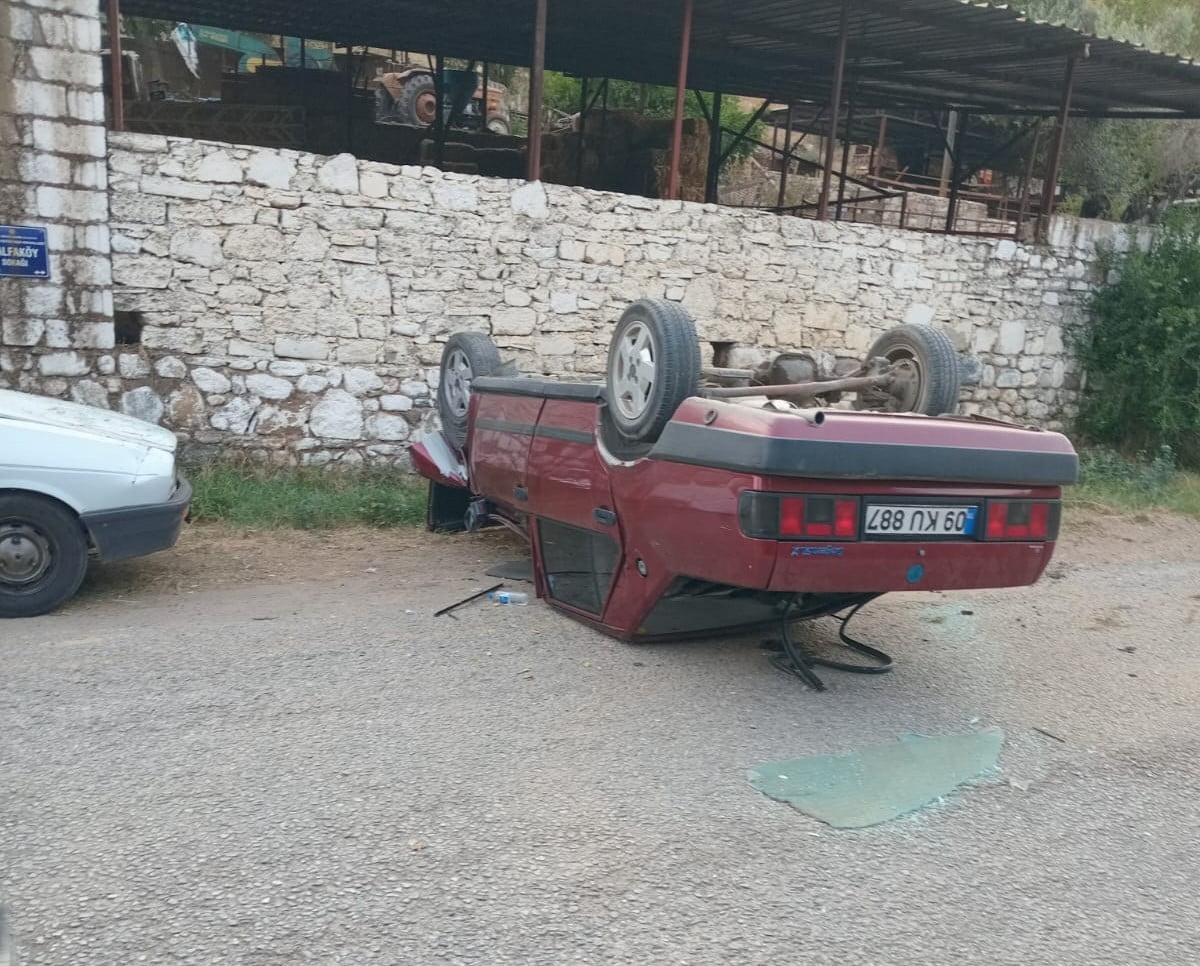 AYDIN'IN EFELER İLÇESİNDE İDDİAYA GÖRE ÖNÜNE ÇIKAN MOTOSİKLETE ÇARPMAMAK İÇİN ANİ MANEVRA YAPARAK...