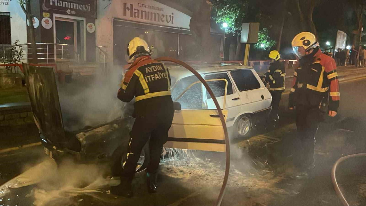 AYDIN'IN EFELER İLÇESİNDE SEYİR HALİNDEYKEN MOTOR BÖLÜMÜNDEN BİR ANDA ALEVLERİN YÜKSELDİĞİ...