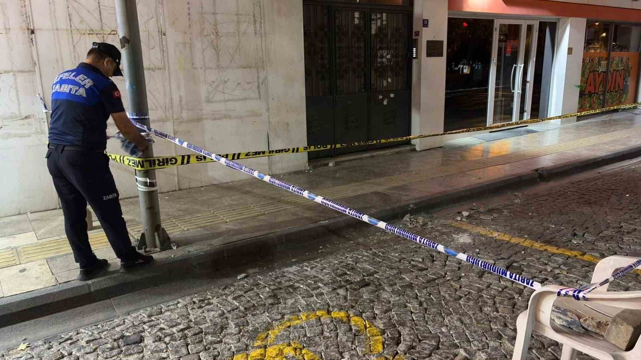 AYDIN'IN EFELER İLÇESİNDE ÜÇ KATLI BİR BİNANIN ÇATI KATINDAN KOPAN BETON PARÇALARI, YOLDA YÜRÜYEN...