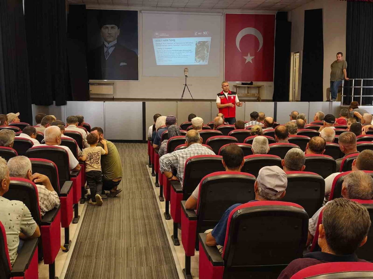 AYDIN'IN EFELER İLÇESİNDE ÜRETİCİLERE YÖNELİK DÜZENLENEN BİLGİLENDİRME TOPLANTISINDA İNCİRDE...