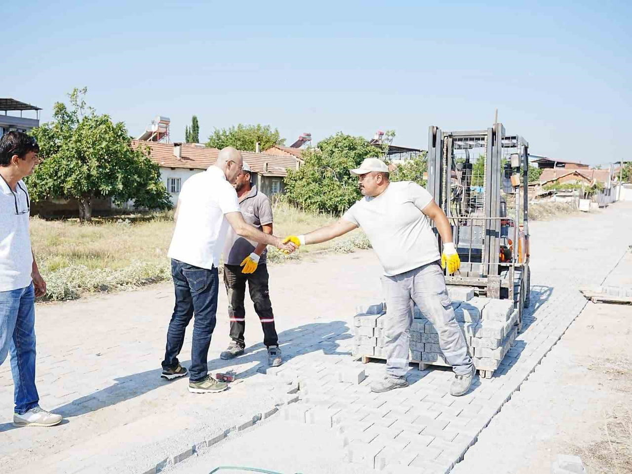 AYDIN'IN GERMENCİK İLÇESİNDE BELEDİYE BAŞKANI BURAK ZENCİRCİ, HAFTANIN İLK GÜNÜNDE SAHA...