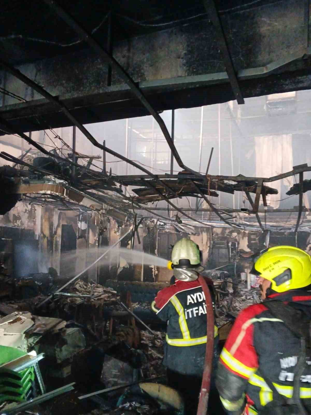 AYDIN'IN GERMENCİK İLÇESİNDE BİR MOBİLYA MAĞAZASINDA, HENÜZ BİLİNMEYEN BİR NEDENLE ÇIKAN YANGIN...