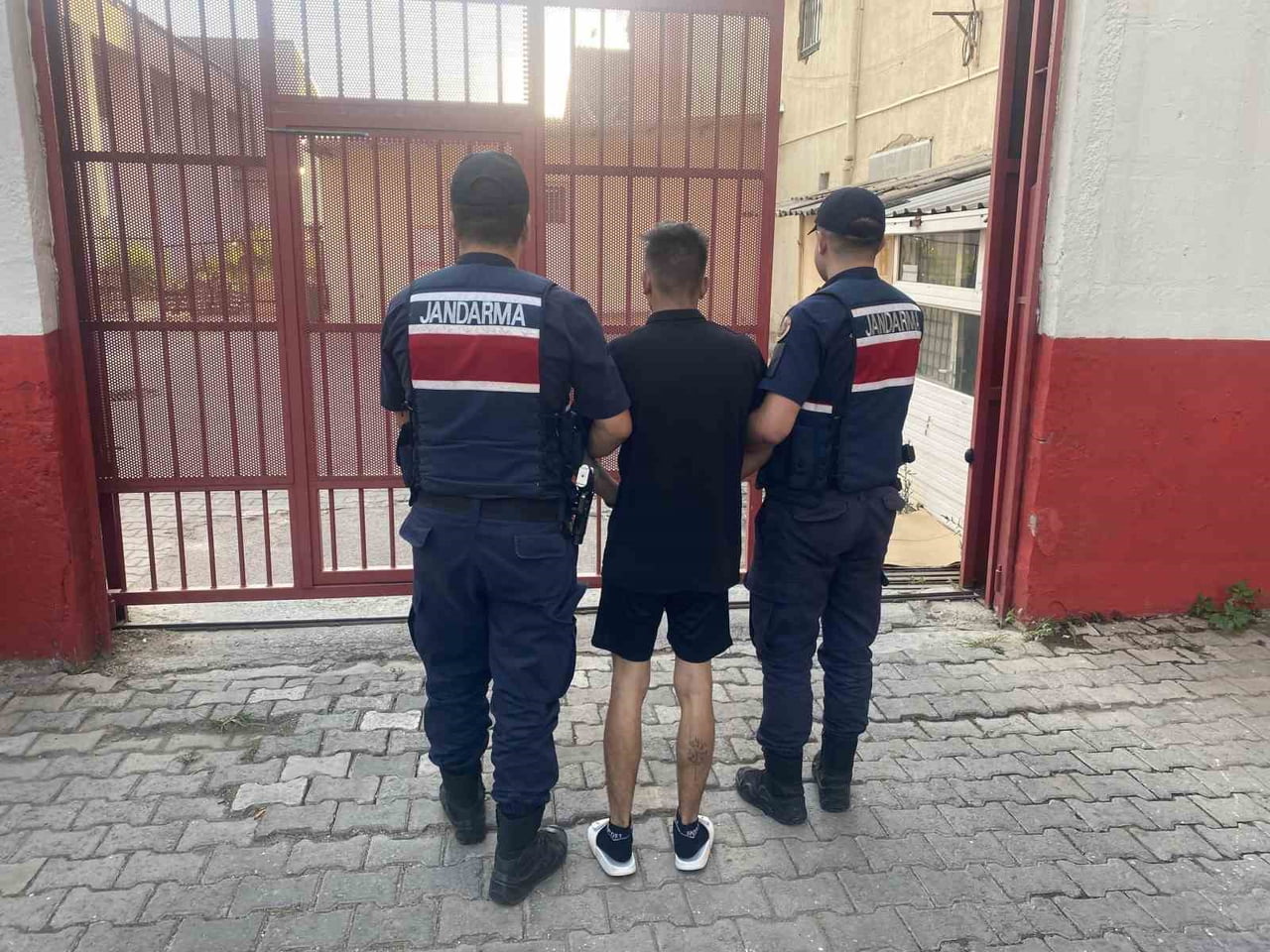 AYDIN'IN İNCİRLİOVA İLÇESİNDE HIRSIZLIK SUÇUNDAN ARANAN ŞAHIS, YAPILAN ÇALIŞMALARLA...