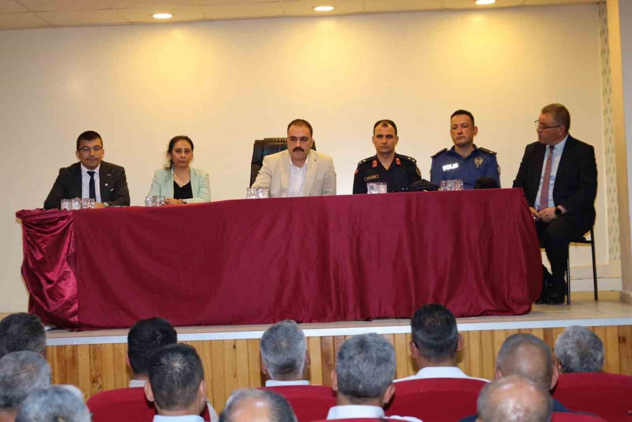 AYDIN'IN KARACASU İLÇESİNDE DÜZENLENEN MUHTARLAR TOPLANTISI'NDA MAHALLELERİN TALEP VE İHTİYAÇLARI...