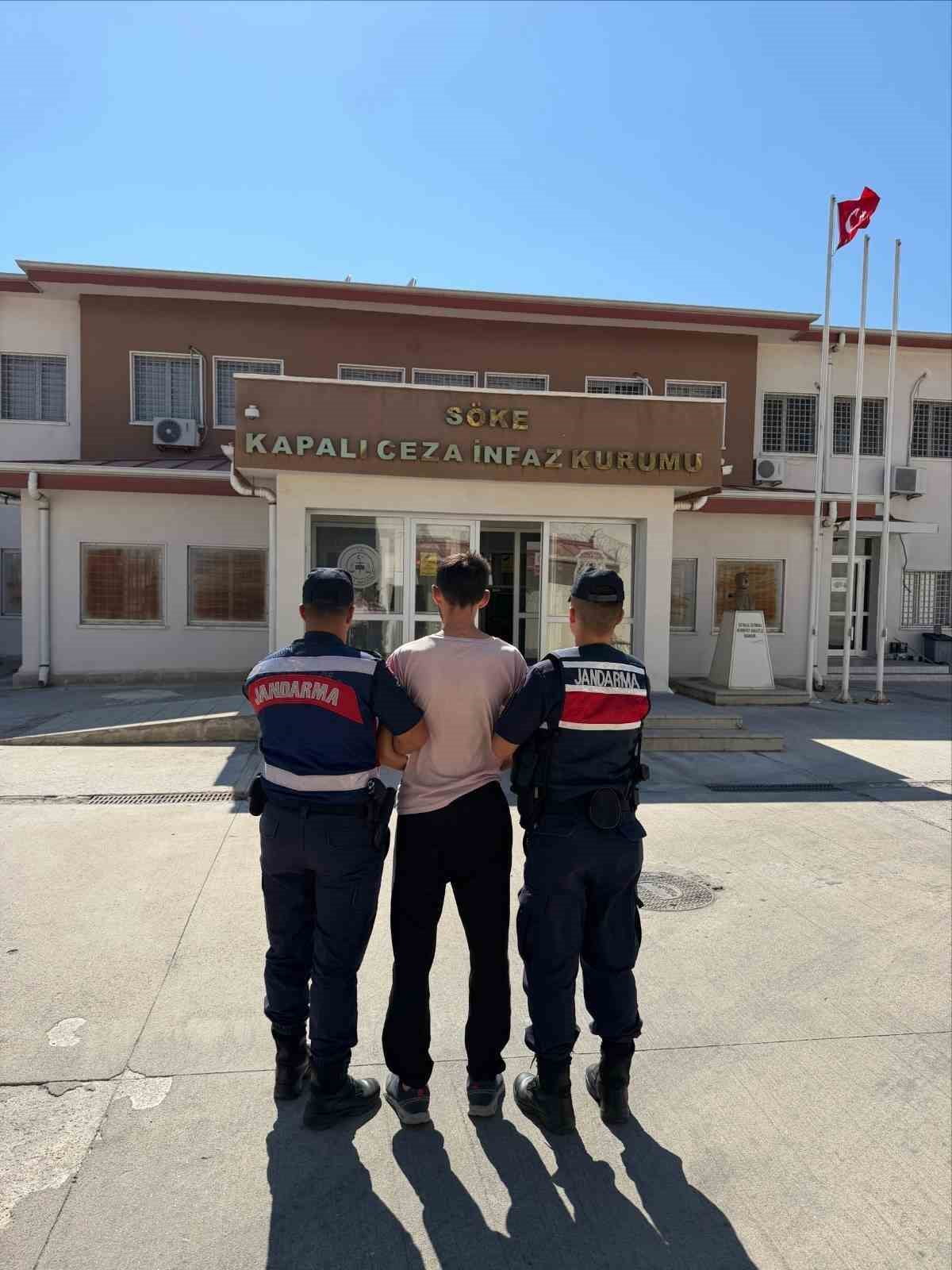 AYDIN'IN KUŞADASI İLÇESİNDE JANDARMA EKİPLERİNCE ARANAN ŞAHISLARA YÖNELİK GERÇEKLEŞTİRİLEN...