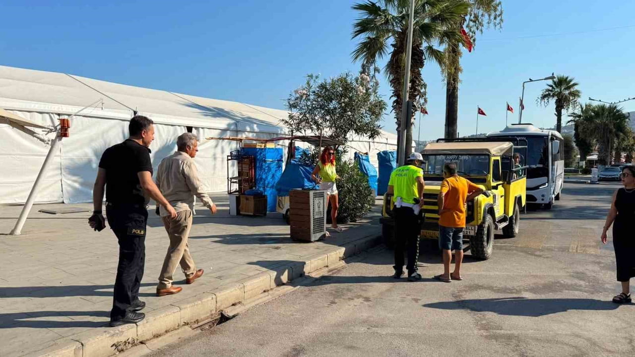 AYDIN'IN KUŞADASI İLÇESİNDE KAYMAKAM İBRAHİM KEKLİK VE İLÇE EMNİYET MÜDÜRÜ RASİM DEMİRELLİ, CEP...
