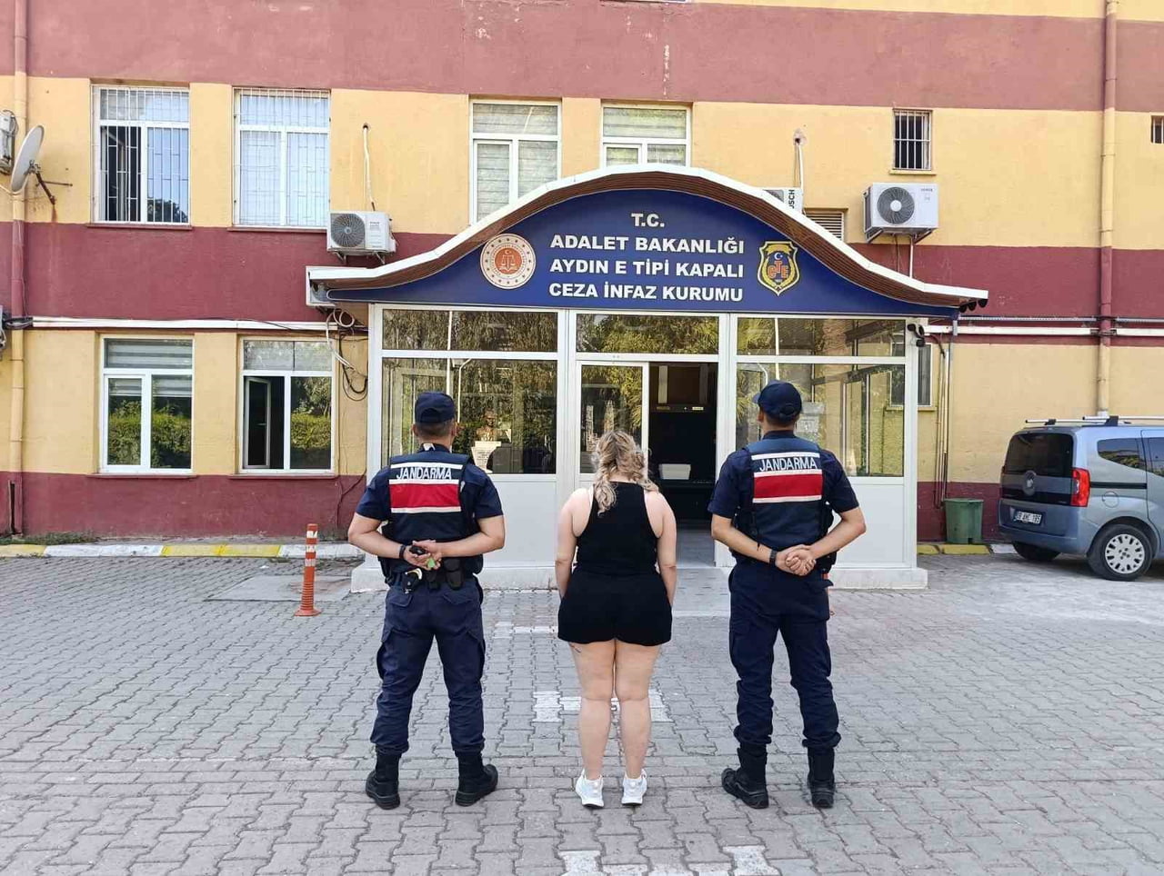 AYDIN'IN KUŞADASI İLÇESİNDE UYUŞTURU SUÇUNDAN ARANAN 30 YAŞINDAKİ GENÇ KADIN, JANDARMA EKİPLERİNCE...