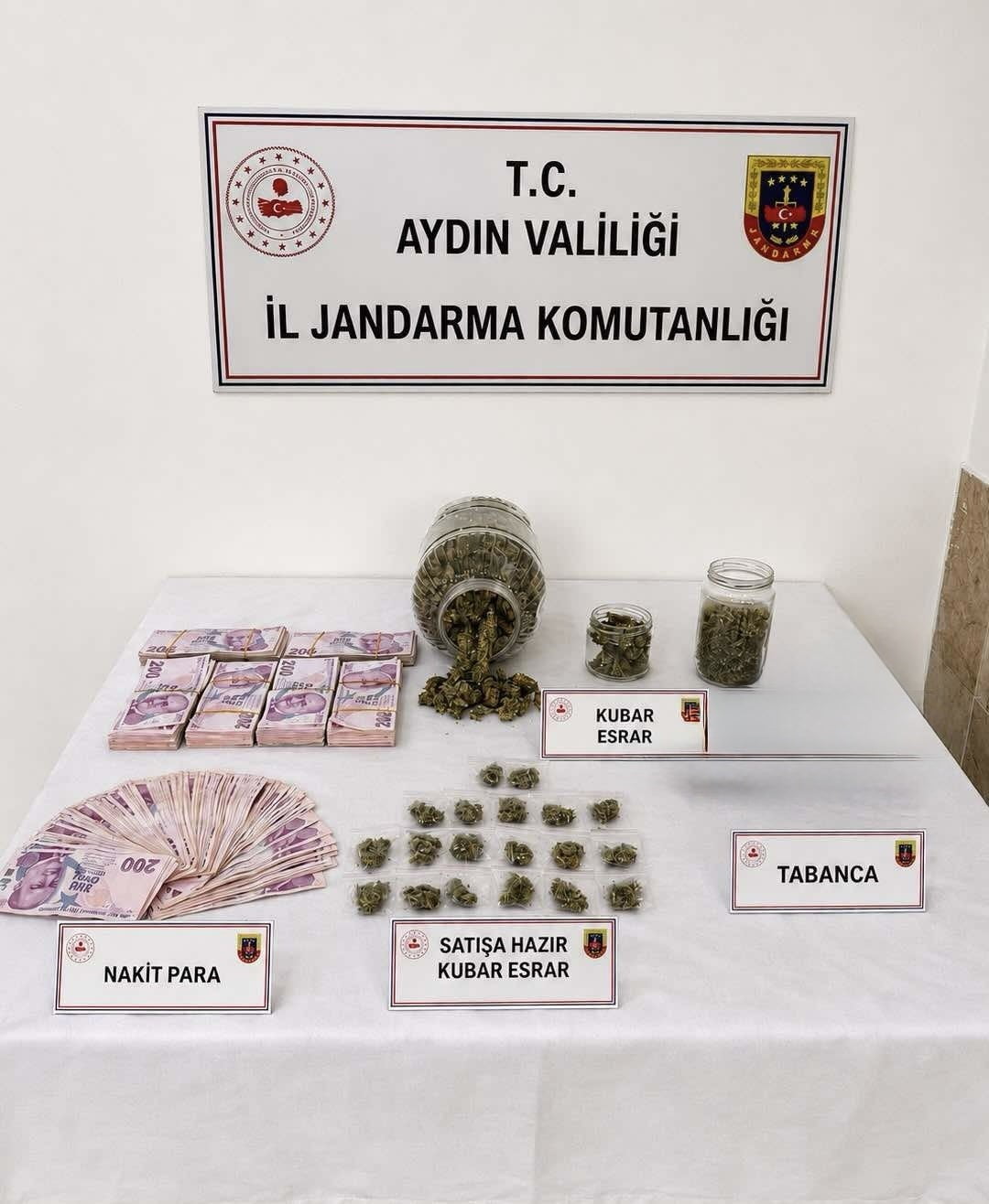 AYDIN'IN NAZİLLİ İLÇESİNDE İKİ ŞÜPHELİ UYUŞTURUCU ALIŞVERİŞİ YAPTIĞI ESNADA SUÇÜSTÜ...