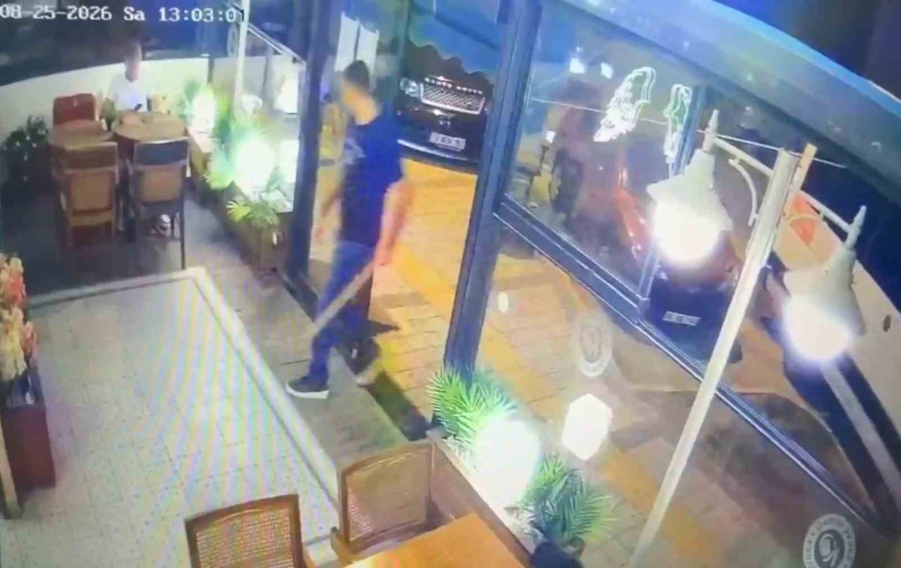 AYDIN'IN SÖKE İLÇESİNDE BİR KAFEDE OTURAN ESNAF, ELİNDE SOPAYLA MEKANA GİREN BİR ŞAHSIN...
