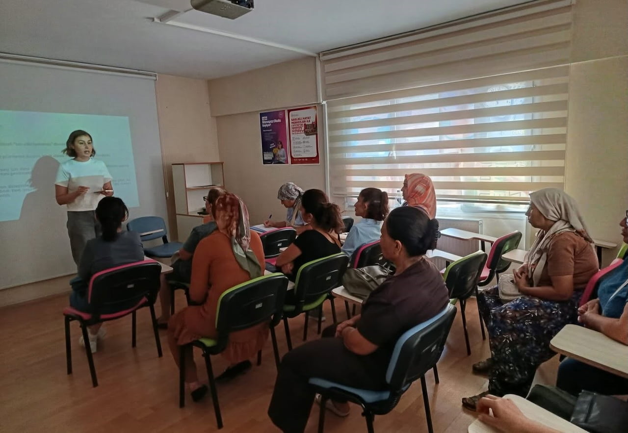 AYDIN'IN SÖKE İLÇESİNDE DÜZENLENEN “SAĞLIKLI MENOPOZ OKULU” EĞİTİMİNDE KADINLARA MENOPOZ DÖNEMİNDE...