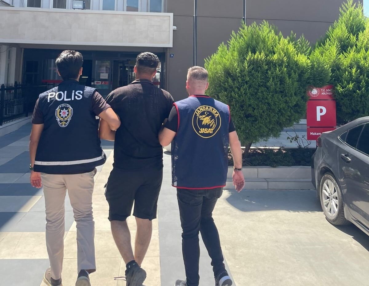 AYDIN'IN SÖKE İLÇESİNDE HAKKINDA 25 YIL 6 AY KESİNLEŞMİŞ HAPİS CEZASI BULUNAN VE YAKLAŞIK 8 AYDIR...