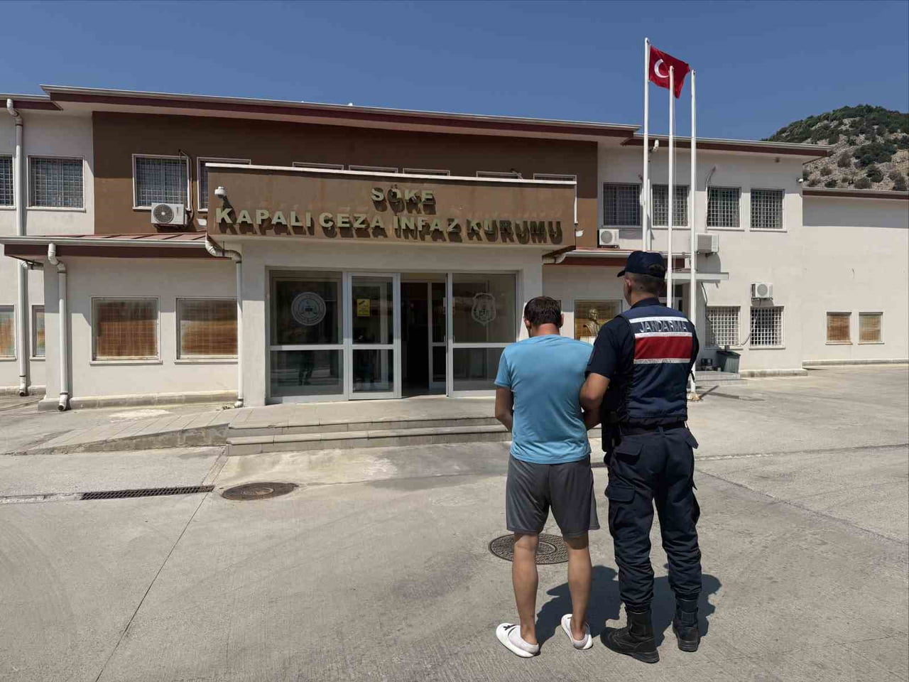 AYDIN'IN SÖKE İLÇESİNDE JANDARMA EKİPLERİNCE ARANAN ŞAHISLARIN YAKALANMASINA YÖNELİK YÜRÜTÜLEN...